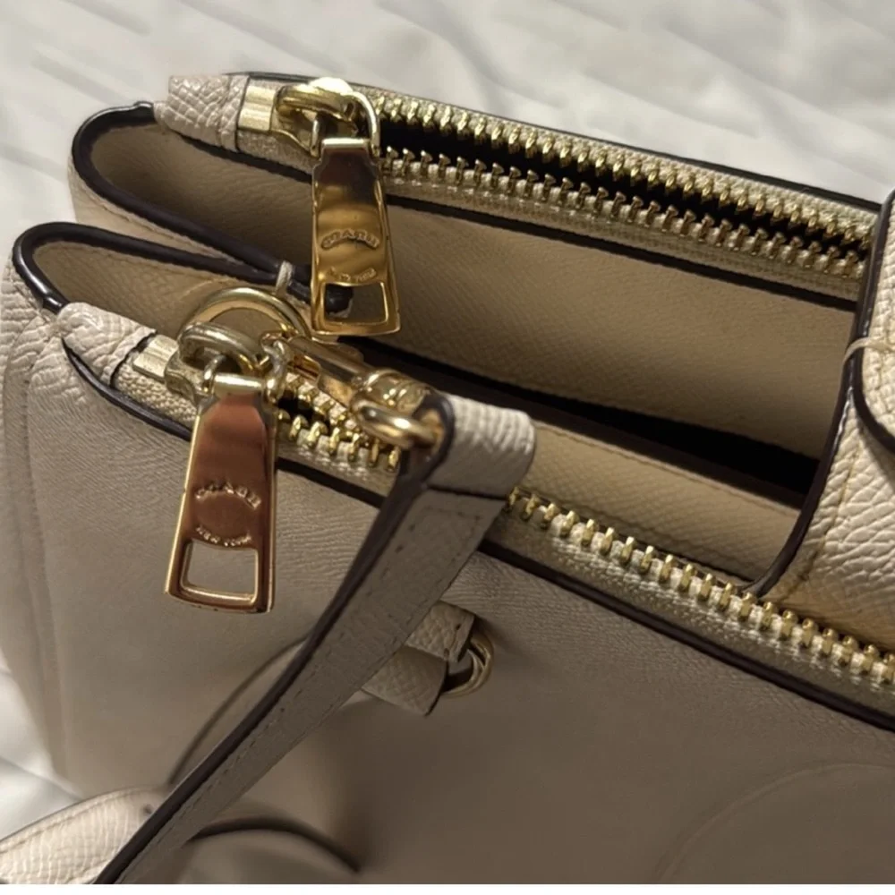 COACH PURSE IN BONE COLOR WITH GOLD - Picture 5 of 13